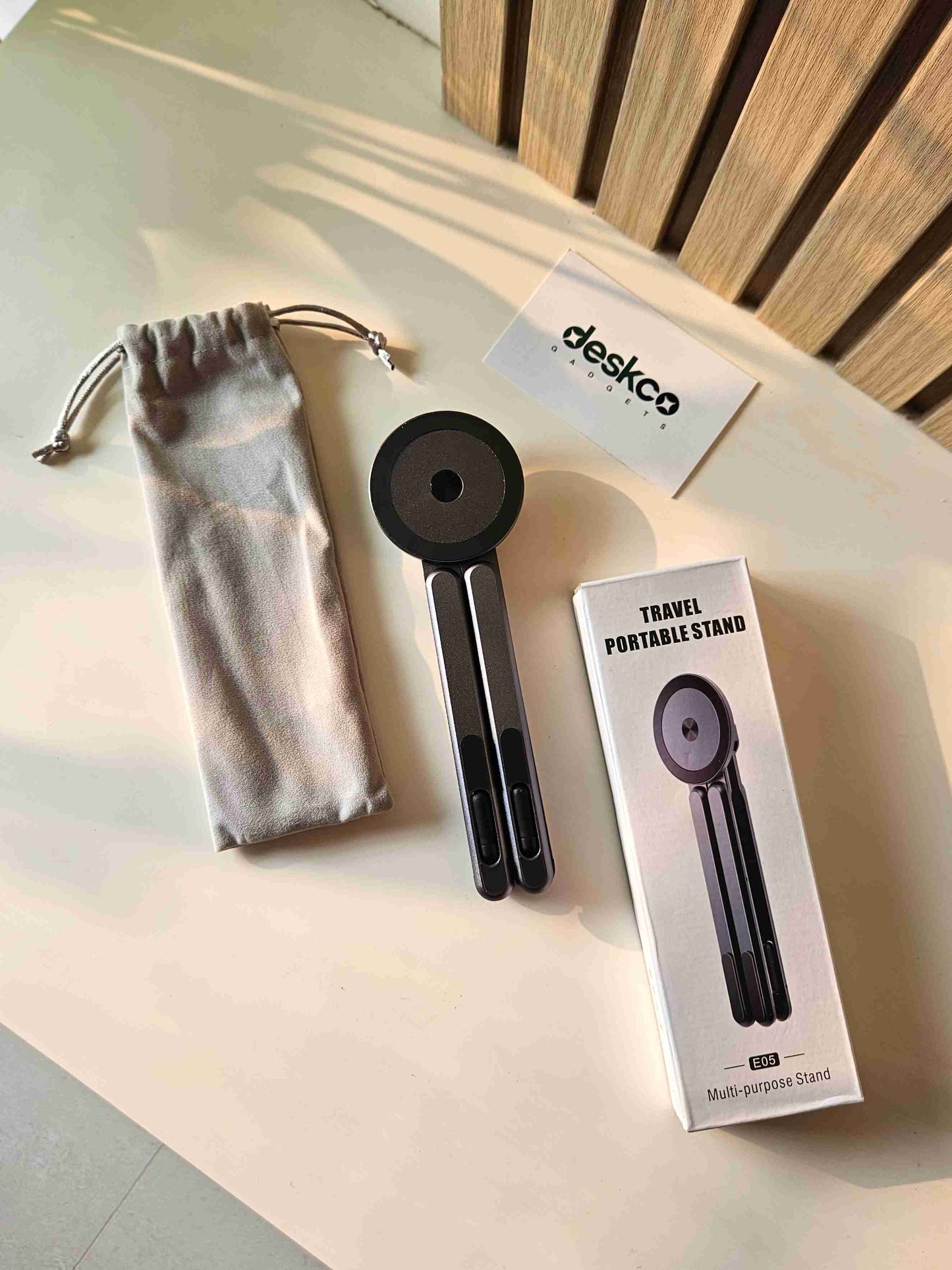 🎉50% KORTING!📱4-in-1 Multifunctionele Magnetische Apparaatstandaard: Aluminiumlegering – Draagbaar, Verstelbaar & Stabiel Voor Telefoon/Tablet/Laptop!