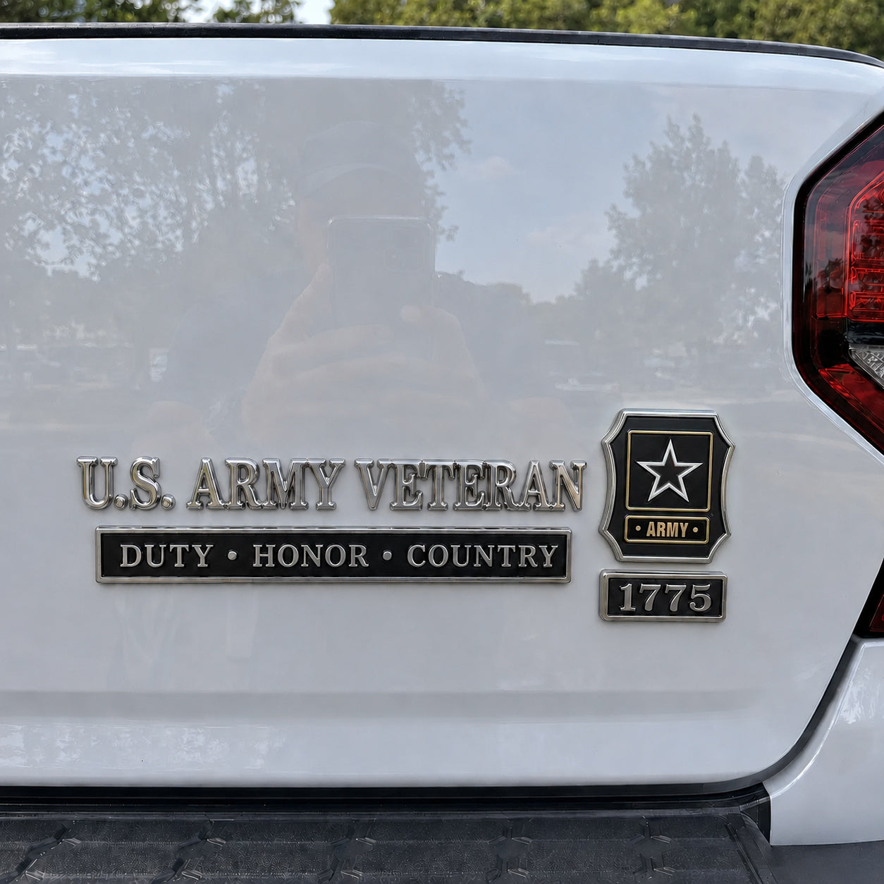 U.S. Army Veteran 3D Metal Car Emblem – Duty Honor Country Badge for Trucks & SUVs