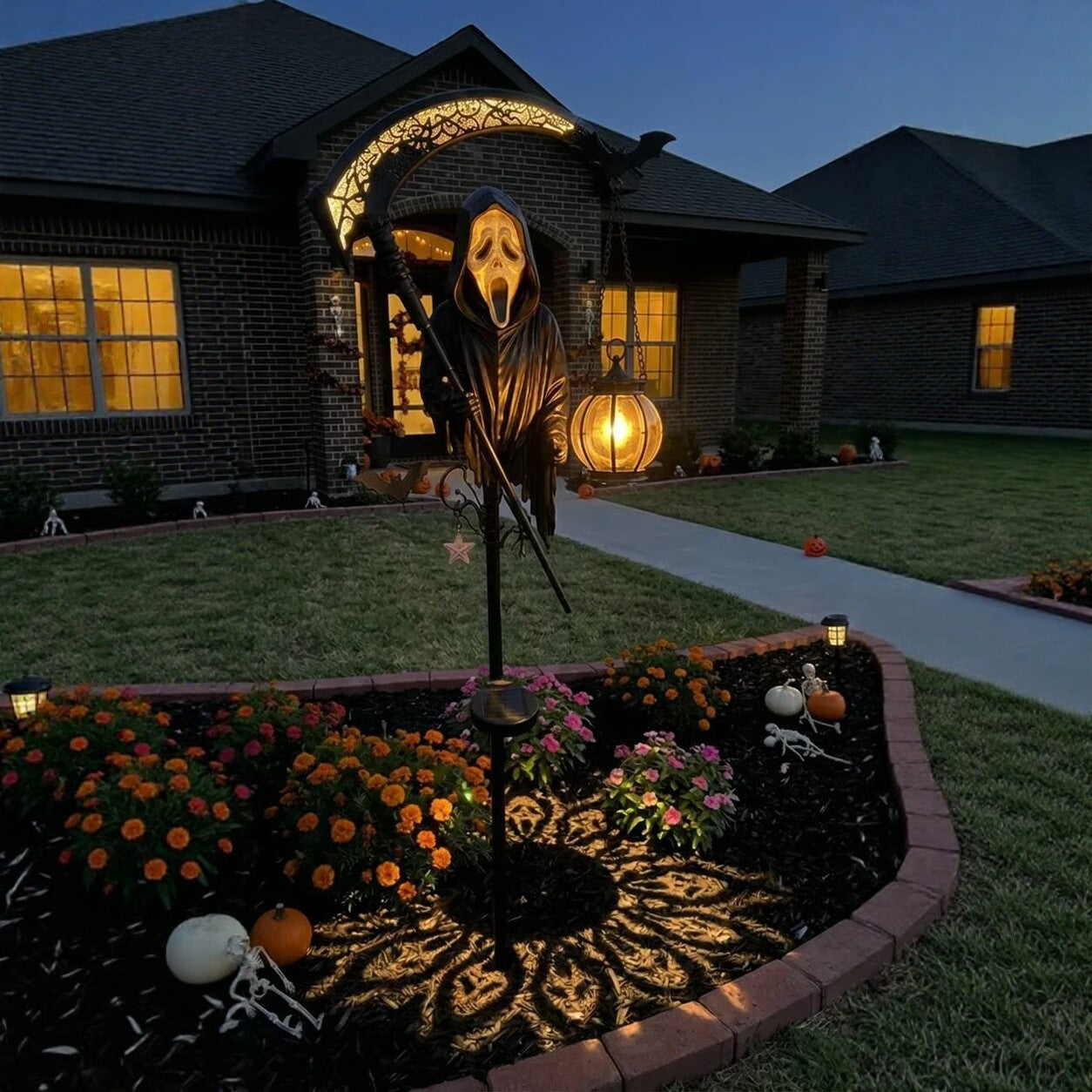 Spooky Solar Halloween Grim Reaper Light with Lantern – Outdoor Lawn & Pathway Stake Light for Haunting Yard Decor